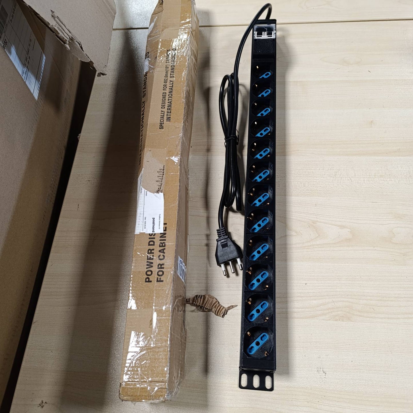 273192 - Link Shirit elektrik universal vertikal me 12 porta LK10057 për kabinete raftesh me ndërprerës qarku dhe kabllo 1.75m 16A, kornizë metalike, dimensione 65x6x6cm. Penda të kthyeshme.