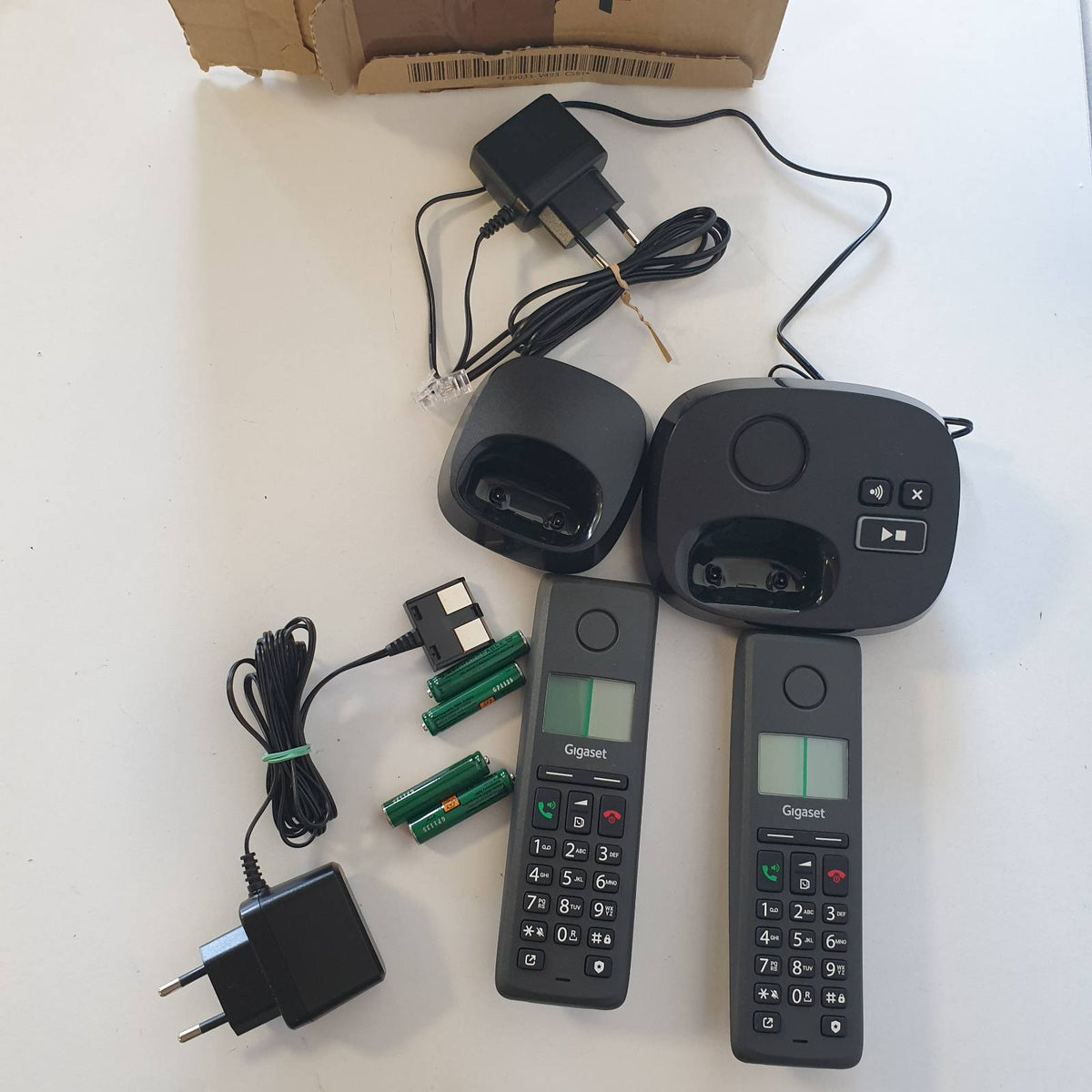 299253 - GIGASET Pure 220A duo 2 Telefona Pa Tel DECT me Sekretari Telefoni, Bllokim Thirrjesh, Funksion Pa Duar, Libër Telefoni me 80 Kontakte, E Zezë Antracit [I pajtueshëm me Gjermaninë, Italinë, Francën, Holandën, Çekinë, AUT]