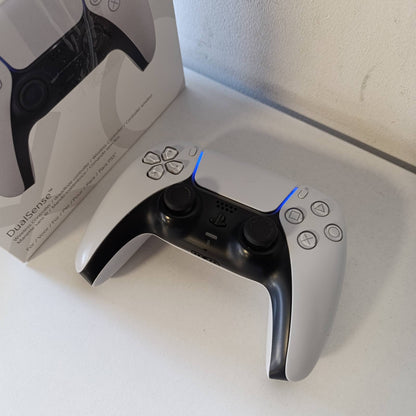 319439 - SONY PLAYSTATION, Kontrollues Zyrtar DualSense 5, pa tel, reagim haptik, shkelës adaptues, mikrofon i integruar, bateri e rikarikueshme, i përputhshëm me PS5/PC, ngjyra: dy ngjyrash