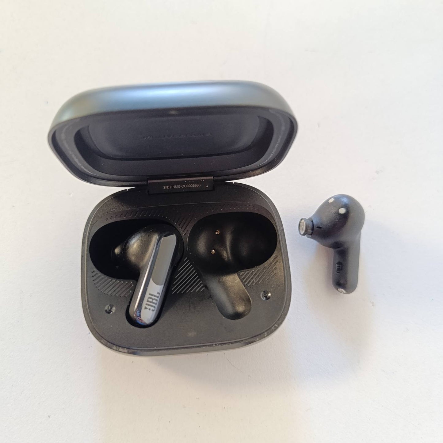 272641 - JBL LIVE BEAM 3, Kufje pa tel me Bluetooth, jetëgjatësi baterie 48 orë, Anulim i zhurmës True Adaptive, JBL Signature Sound, rezistente ndaj ujit IP55, me maja veshësh, të zeza