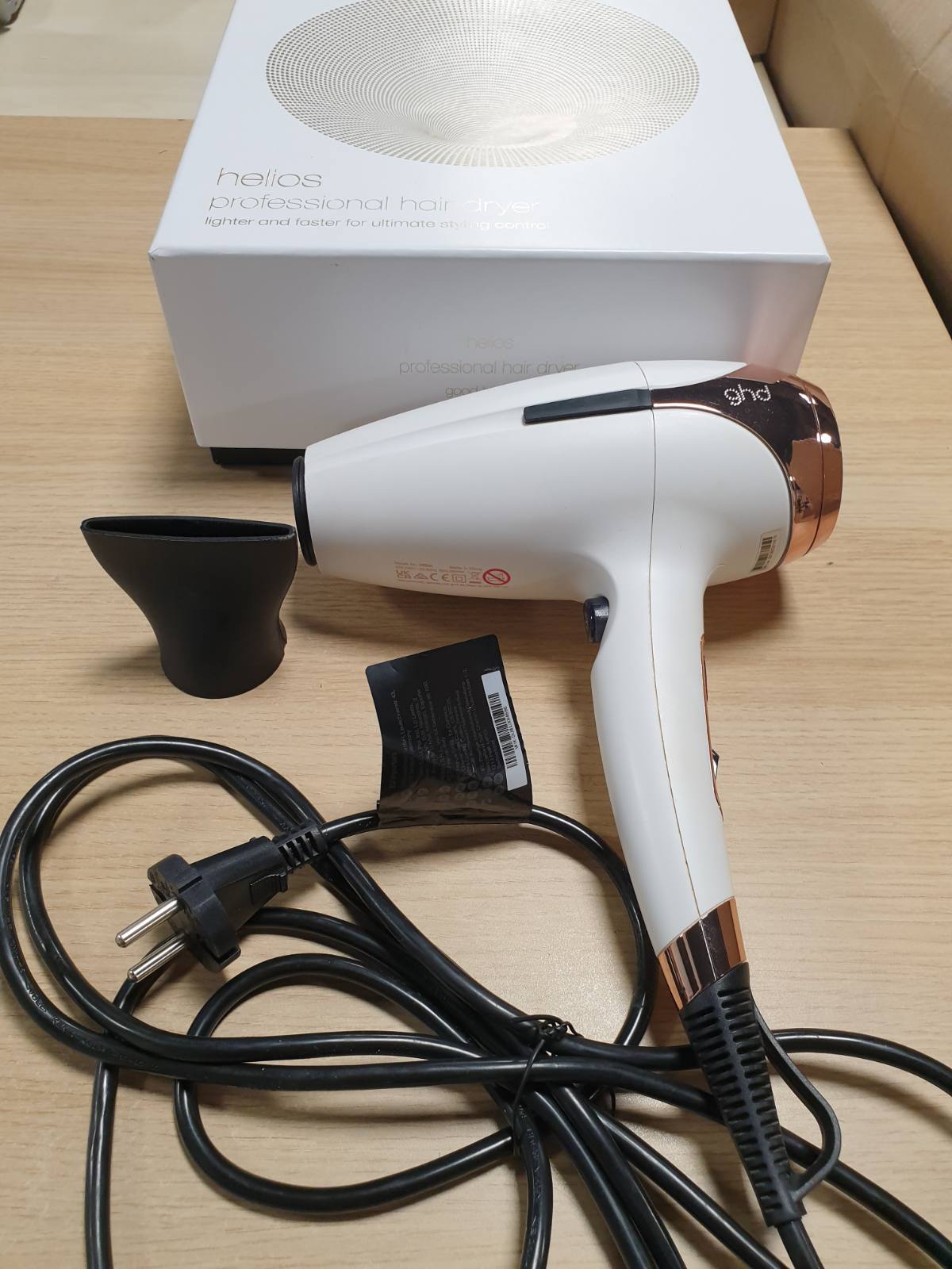 297854 - GHD Tharëse flokësh Helios - Tharëse flokësh profesionale (e bardhë) - E fuqishme dhe precize - Flokë pa kaçurrela dhe 30% më të shndritshëm - E rekomanduar nga parukierët - Ideale për të gjitha llojet e flokëve