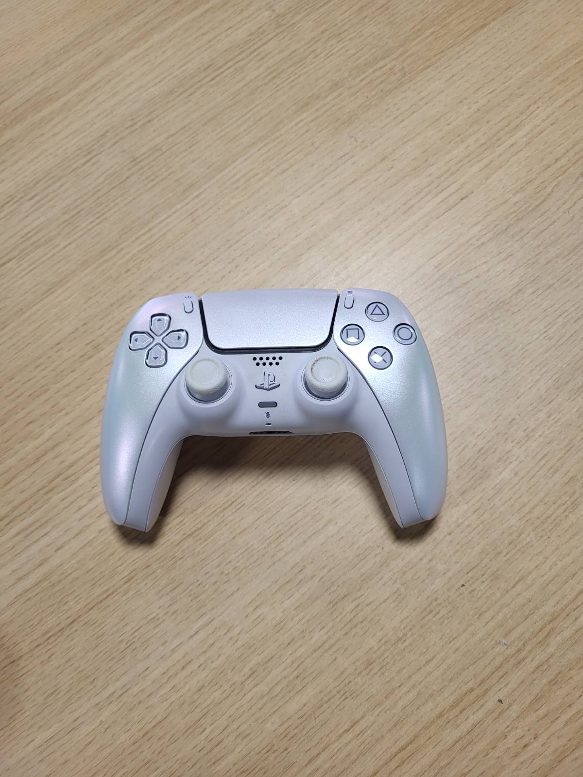 276256 - SONY PLAYSTATION, Kontrollues Zyrtar DualSense 5, Pa Tel, Reagim Haptik, Shkelës Adaptues, Mikrofon i Integruar, Bateri e Rikarikueshme, E Përputhshme me PS5/PC, Ngjyra: Chroma Pearl