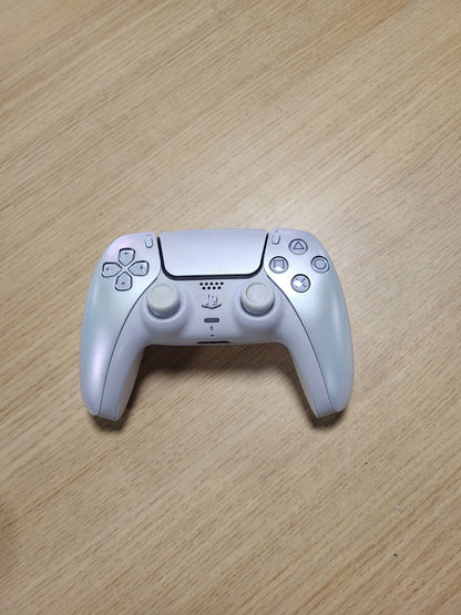 276256 - SONY PLAYSTATION, Kontrollues Zyrtar DualSense 5, Pa Tel, Reagim Haptik, Shkelës Adaptues, Mikrofon i Integruar, Bateri e Rikarikueshme, E Përputhshme me PS5/PC, Ngjyra: Chroma Pearl