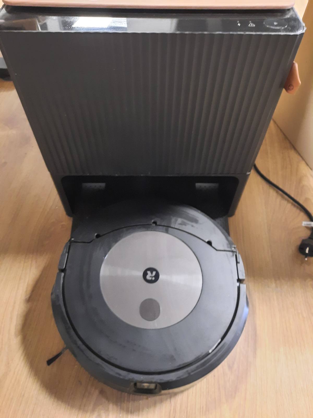 162007 - iROBOT Roomba Combo j9+ Fshëse dhe Mop Robot me Stacion Automatik Zbrazëje dhe Mbushëje, Hartëzimi dhe Navigimi PrecisionVision, Pastrim 4-Fazash, Zbulimi dhe Shmangia e Objekteve, Kompatibël me Asistent Zëri