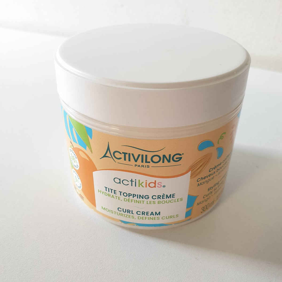 306751 - ACTIVILONG Krem për Flokë Kaçurrela deri të Çrregullta Actikids, 300ml, Flokë Kaçurrela deri të Çrregullta, Nga 3 vjeç, Bajame të ëmbla dhe Mango, 98% Përbërës Natyralë, Vegan, Aromë Hipoalergjike, Prodhuar në Francë