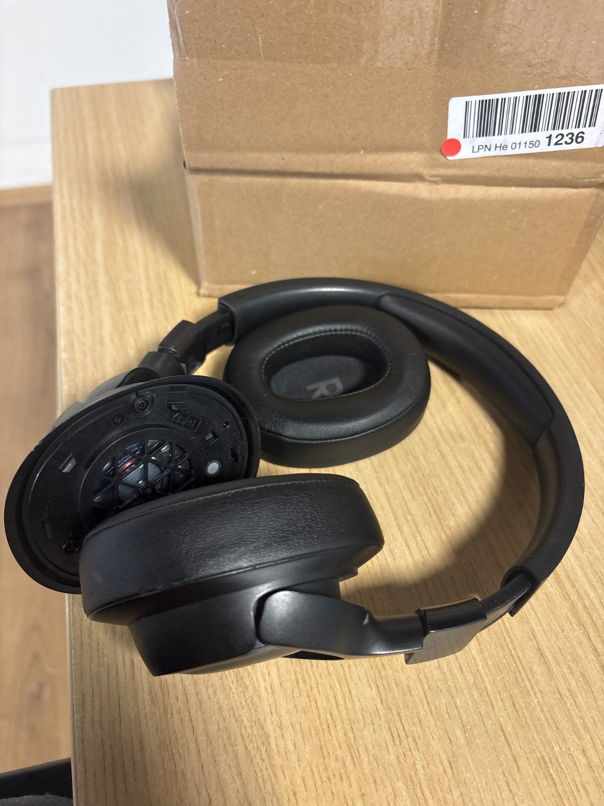 158410 - JBL Tune 760NC – Kufje pa tela JBL me Bluetooth, të lehta dhe të palosshme, me anulim aktiv të zhurmës (Active Noise Cancelling - ANC), paketim me shumicë (bulk packaging), ngjyrë e zezë, të rinovuara (Refurbished).