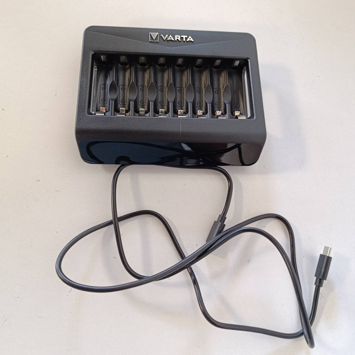 295990 - VARTA 57681101401 Multi Charger+, karikues për bateri AA/AAA/9V dhe pajisje USB, 8 vende karikimi, karikim individual