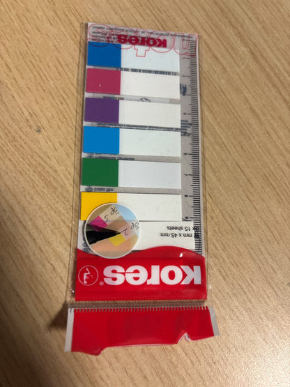 267392 - Kores Shënues faqesh transparent në formë flamuri, shirita ngjitës të errët, 12 x 45 mm, pako me 8 ngjyra për 15 shirita secila