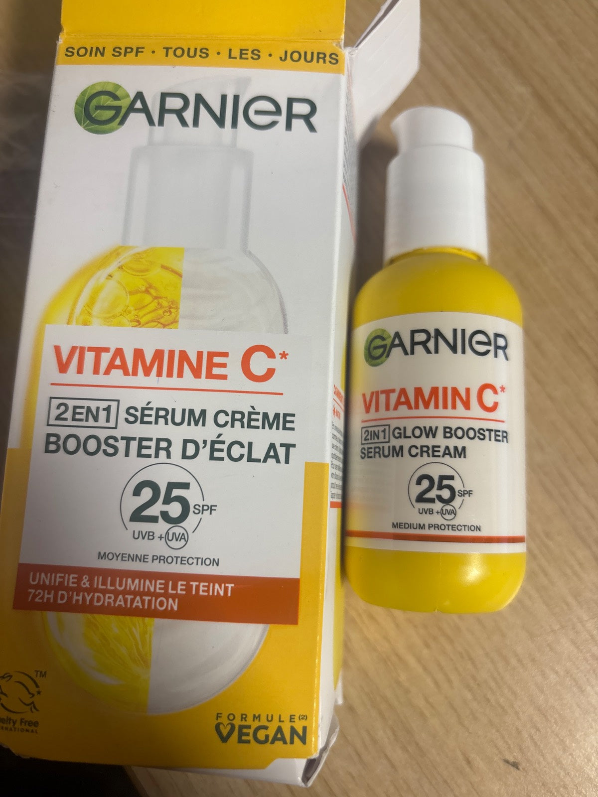 297544 - GARNIER Skin Active Serum 2-në-1, 50 ml, Hidratim dhe Shkëlqim 72-orësh, SPF 25, Vitaminë C dhe Agrume, Vegan dhe pa Mizori