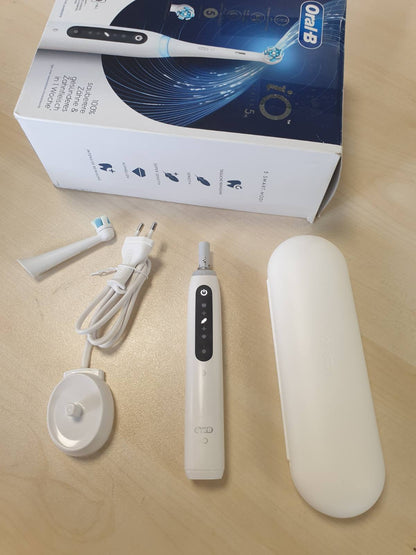 301654 - ORAL-B Furçë dhëmbësh elektrike iO Seria 5, e bardhë, përfshin kokën e furçës dhe kutinë e udhëtimit, 5 mënyra pastrimi