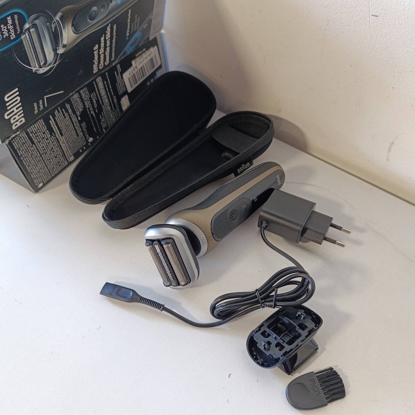 274842 - BRAUN Makinë rroje për meshkuj Series 7, për rruajtje të lagësht dhe të thatë, jetëgjatësi baterie 60 minuta, rezistente ndaj ujit, ngjyrë ari