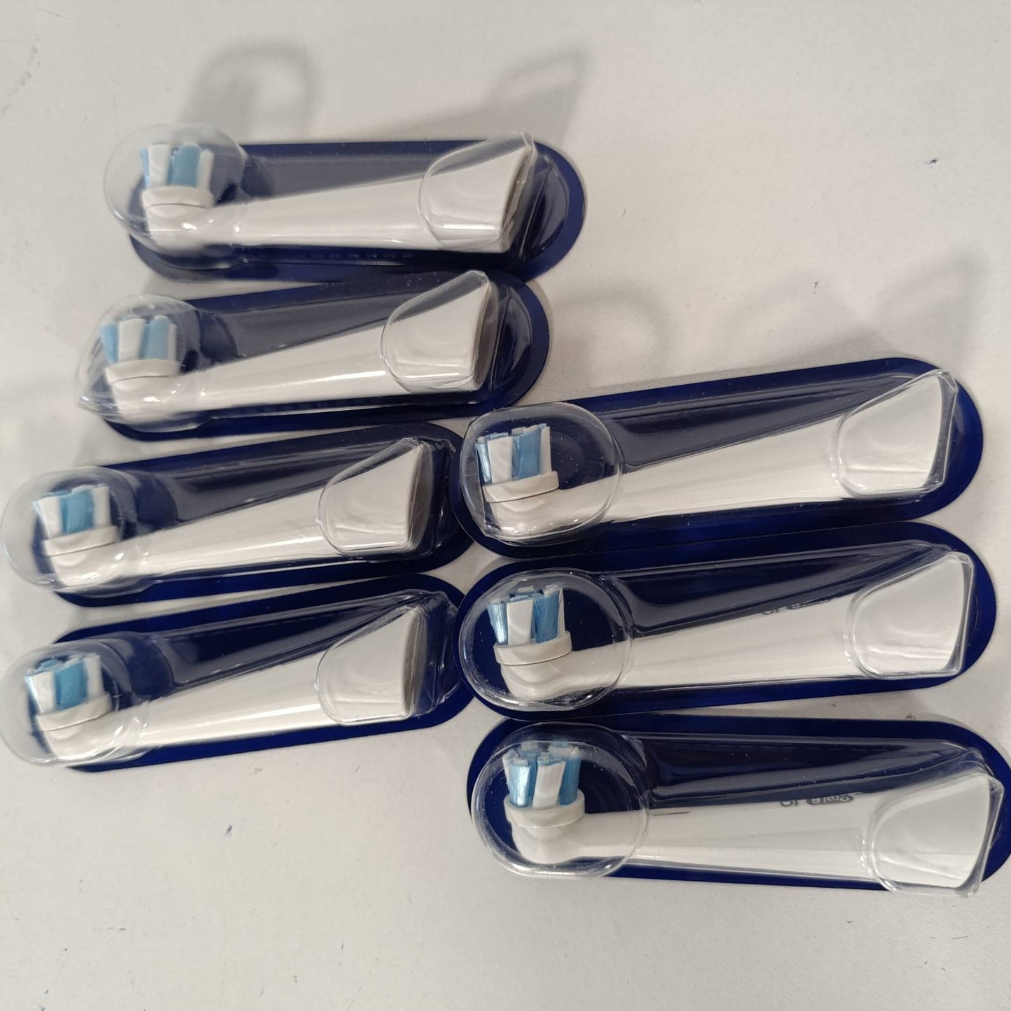 274972 - ORAL-B Koka Furçash Zëvendësuese iO Ultimate Clean, Pako me 8, E Bardhë, për Furçat Elektrike të Dhëmbëve, Pastrim të Thellë dhe Heqje të Pllakës