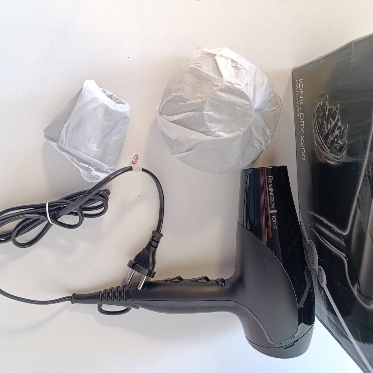 300608 - REMINGTON Tharëse flokësh Ionic, e lehtë, me difuzor dhe grykë stilimi, 2200W, jone qeramike, 3 cilësime nxehtësie, 2 cilësime ventilatori, ftohje (modeli D3198)