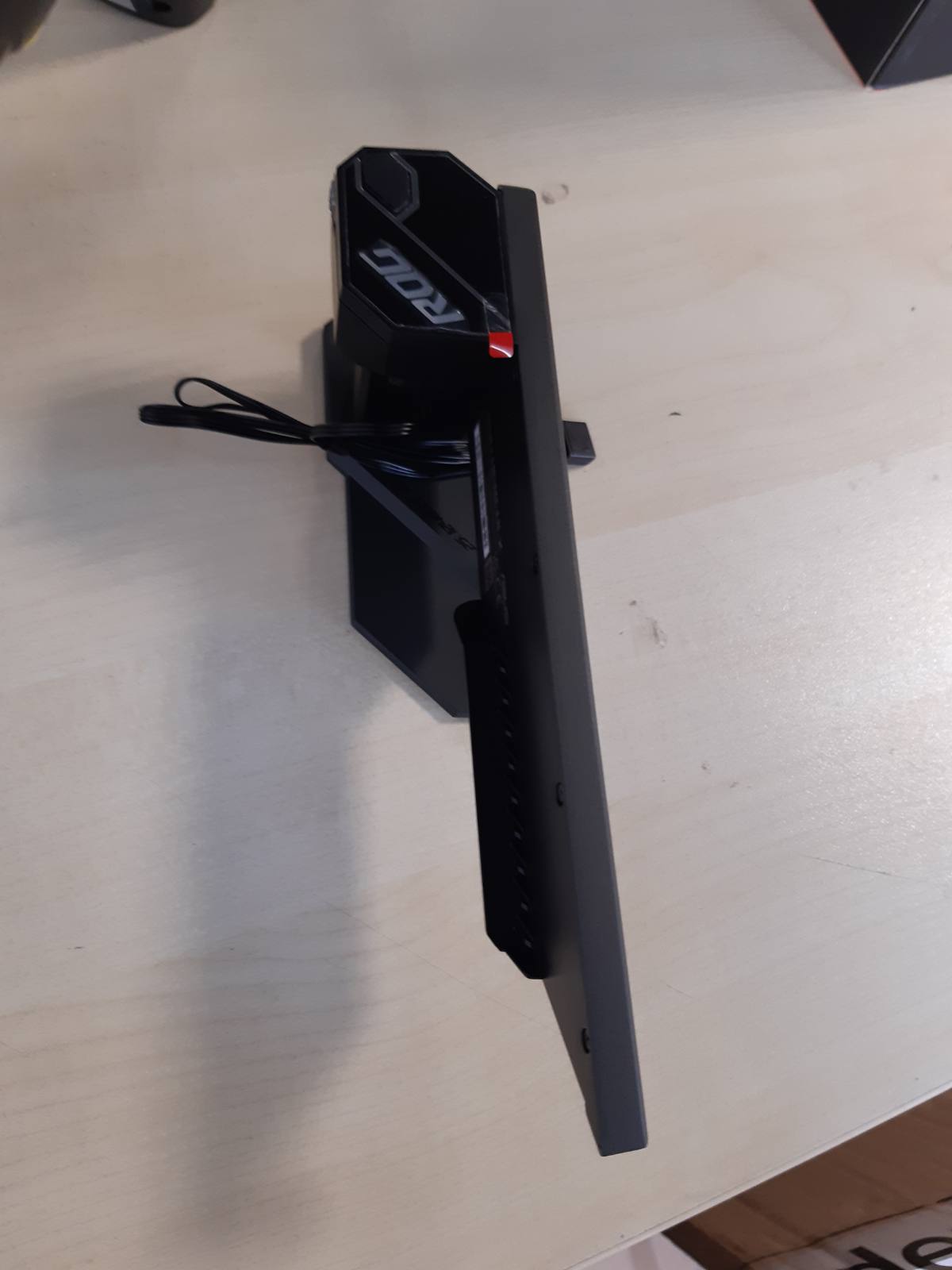 273372 - ASUS - Mbajtëse për kartën grafike ROG Herculx (lartësia mbështetëse 72-128 mm, instalim pa vegla, nivel i integruar, Aura Sync, e zezë)