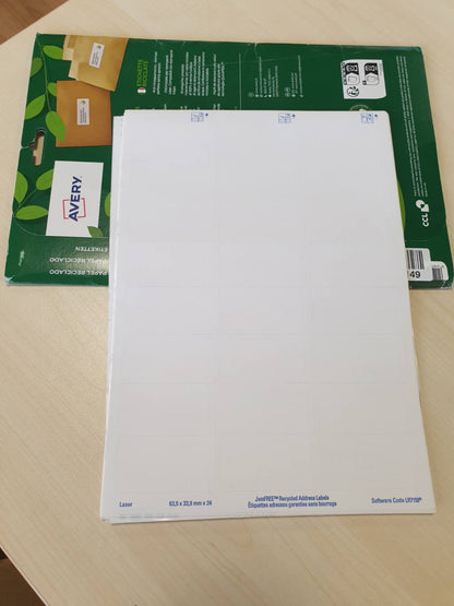 320157 - AVERY - 360 Etiketa të Bardha Vetëngjitëse të Personalizueshme, 100% të Ricikluara, Madhësia 63.5 x 33.9 mm, Printim me Lazer dhe me Bojë