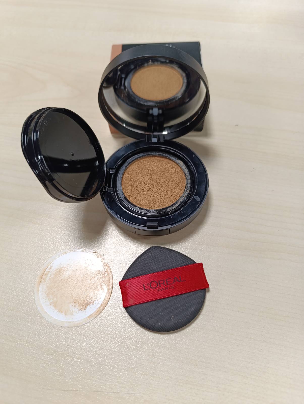 317044 - L'ORÉAL PARIS - Fondatinë me Cushion 24H Air Wear - Mbulim i pazbulueshëm dhe i lehtë për t’u ndërtuar - Rezistent ndaj transferimit - Të gjitha llojet e lëkurës - Ngjyra: 253