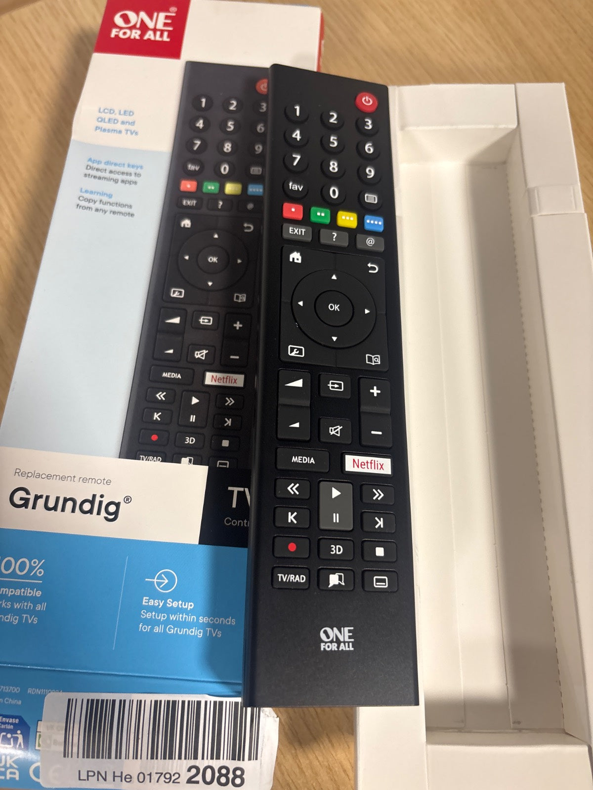 320208 - Grundig Telekomandë për TV, URC1915, funksionon me të gjithë TV-të/TV-të Smart Grundig, zëvendësim ideal, ngjyrë e zezë.