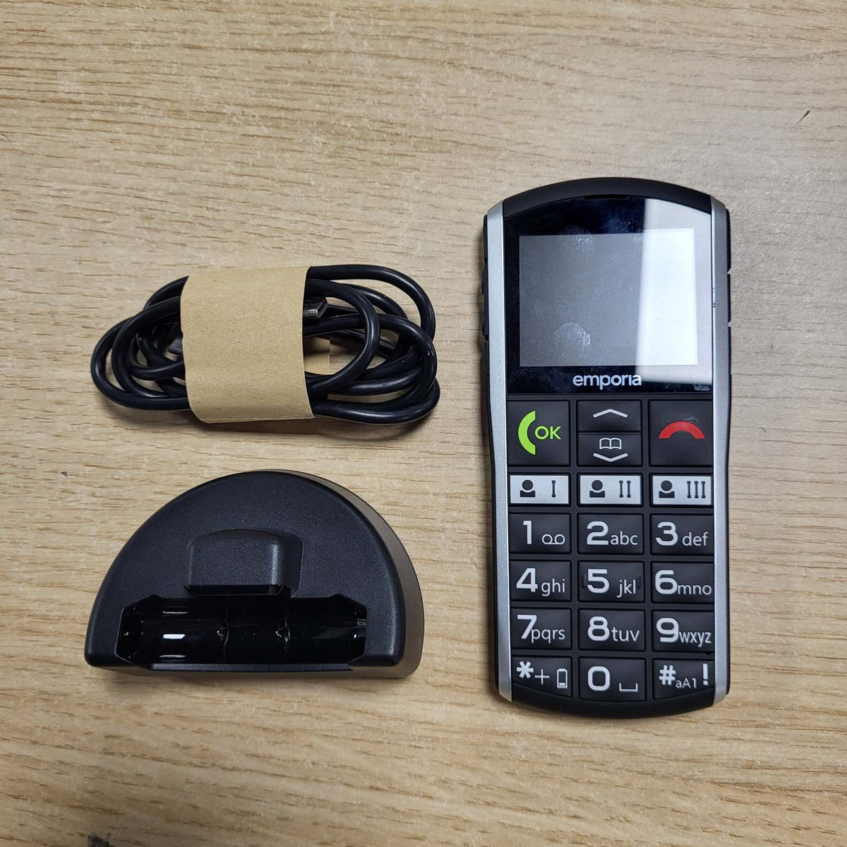 309652 - EMPORIA Telefon celular SIMPLICITY, ekran me ngjyra 2 inç, butona të mëdhenj, buton SOS, stacion karikimi, M4/T4, i pajtueshëm me aparate dëgjimi, Bluetooth, i zi