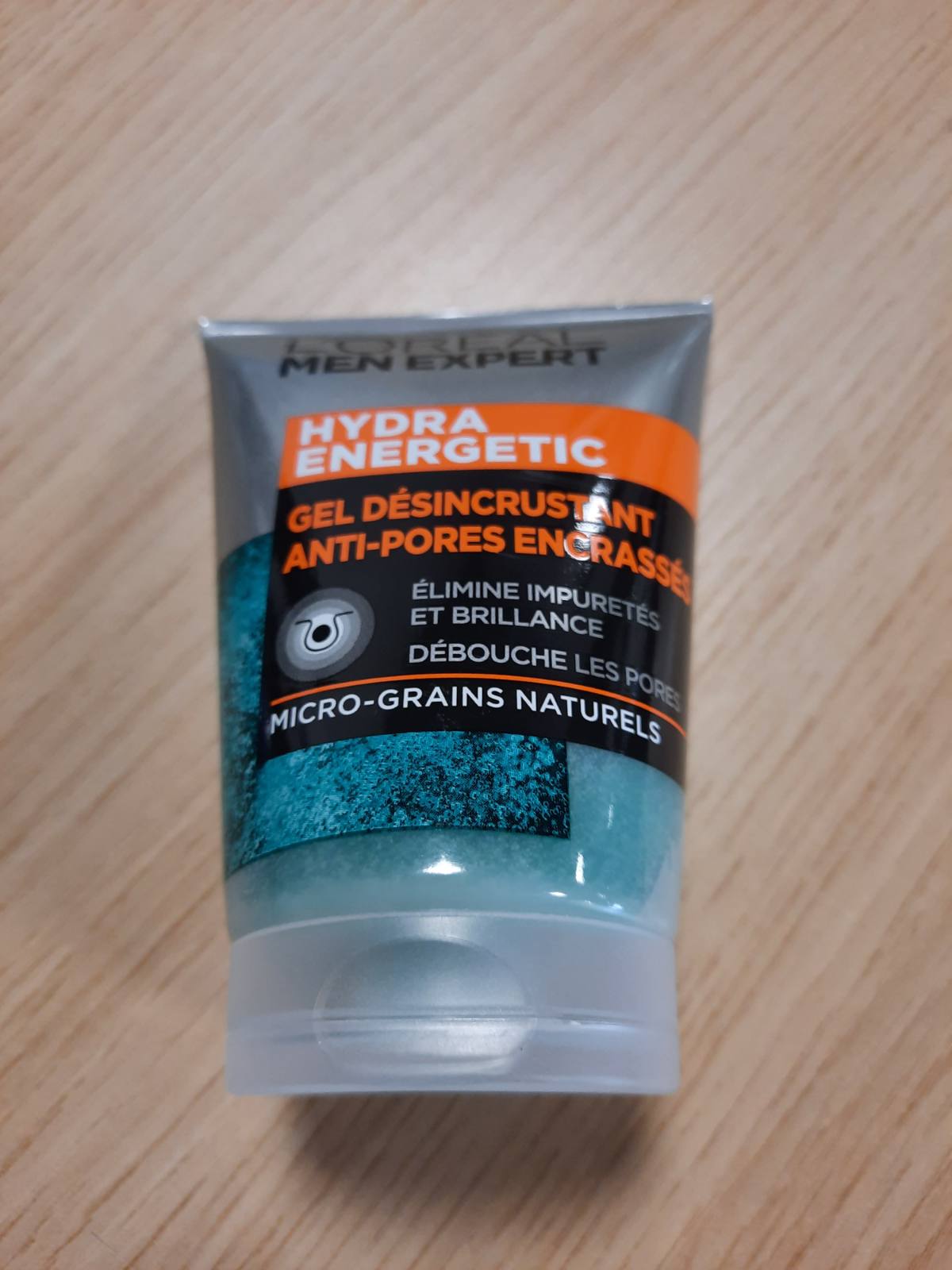 318924 - L'OREAL MEN EXPERT Xhel Pastrues Kundër Poreve për Burra - Kujdes Eksfoliues për Fytyrën - I Koncentruar me Mikro-Grimca Natyrale - Të Gjitha Llojat e Lëkurës - Hydra Energetic - 100 ml