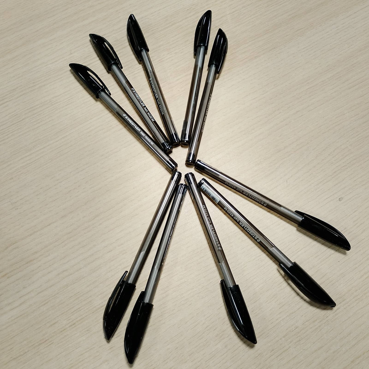 320724 - STAEDTLER Stilolaps trekëndësh, me bojë të zezë, gjerësi vije M afërsisht 1.00 mm, për shkrim të qetë, 10 stilolapsa të zinj në një kuti kartoni, 4320 M-9