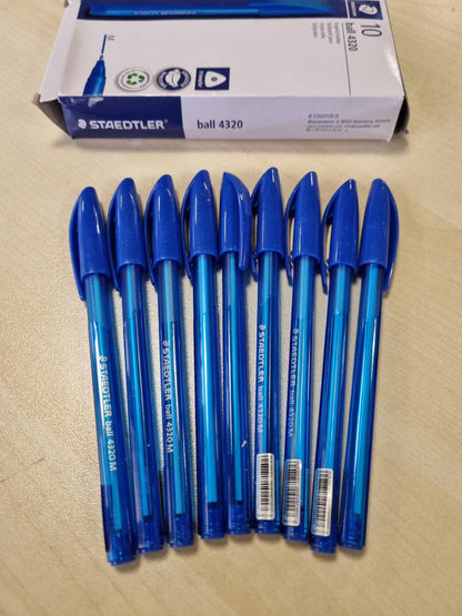 320718 - STAEDTLER Stilolaps trekëndësh, bojë blu, gjerësi vije M afërsisht 1.00 mm, 9 stilolapsa blu në një kuti kartoni