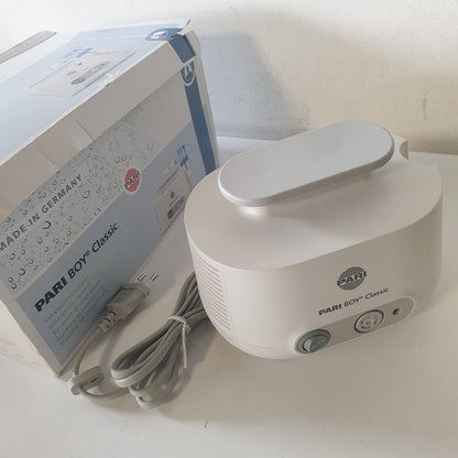301575 - PARI Pajisje Klasike Inhalimi BOY, Inhalator Nebulizator me Kontroll PIF për Inhalim me Lagështi