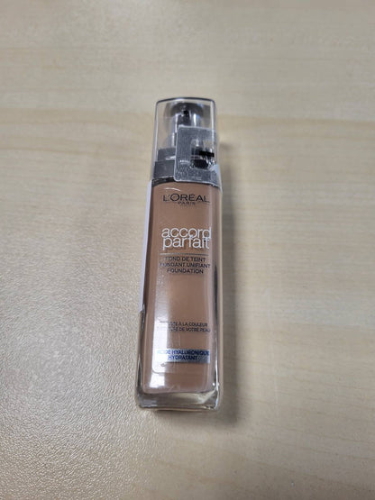 317768 - L'ORÉAL PARIS Fondatinë e lëngshme - Hidratim 24 orësh - Formulë me acid hialuronik - Të gjitha llojat e lëkurës - Përputhje perfekte - Nuanca: Bezhë (4.N) - 30 ml