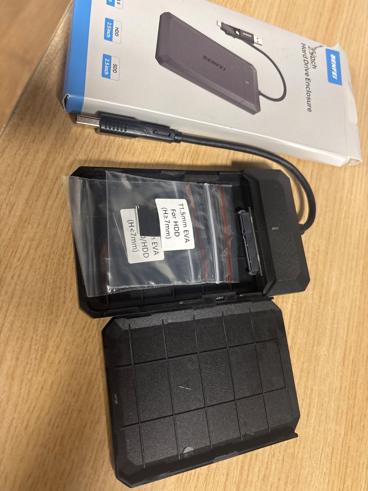 320648 - BENFEI Kuti e Jashtme për Disqe të Forta 2.5", Kuti USB 3.2 Gen 1 5Gbps për HDD dhe SSD SATA 2.5" dhe 7/9.5mm, Lexues i Disqeve të Forta USB-C/A 2-në-1, Kuti SSD e Përshpejtuar UASP & Trim, Pa Vegla
