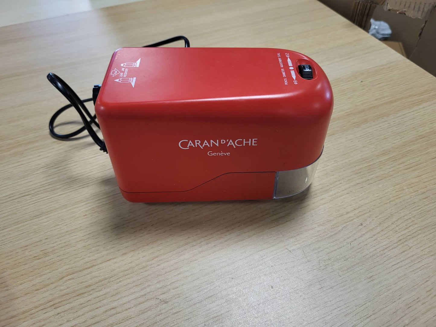 272865 - CARAN D'ACHE Mprehëse elektrike lapsash 477.070 Rouge - për lapsa me ngjyra të shkurtra