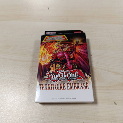 276951 - YU-GI-OH! Pako me 3 kuti përforcuese Burning Territory - 28 karta, 1 kartë token, Mosha 6+, Edicioni Francez