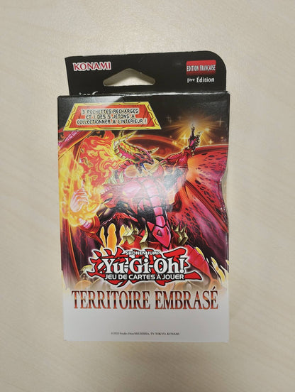 276964 - YU-GI-OH! Pako me 3 kuti përforcuese Burning Territory - 28 karta duke përfshirë 1 kartë token për koleksionim - Mosha 6+ - Edicioni Francez