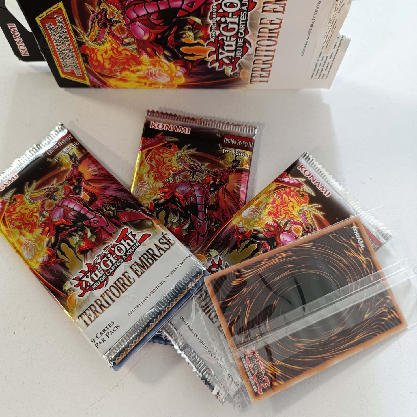 276961 - YU-GI-OH! PAKO ME 3 KUTI PËRFORCUSE BURNING TERRITORY - 28 KARTA DHE 1 KARTË TOKEN - MOSHA 6+ - EDICIONI FRANCEZ