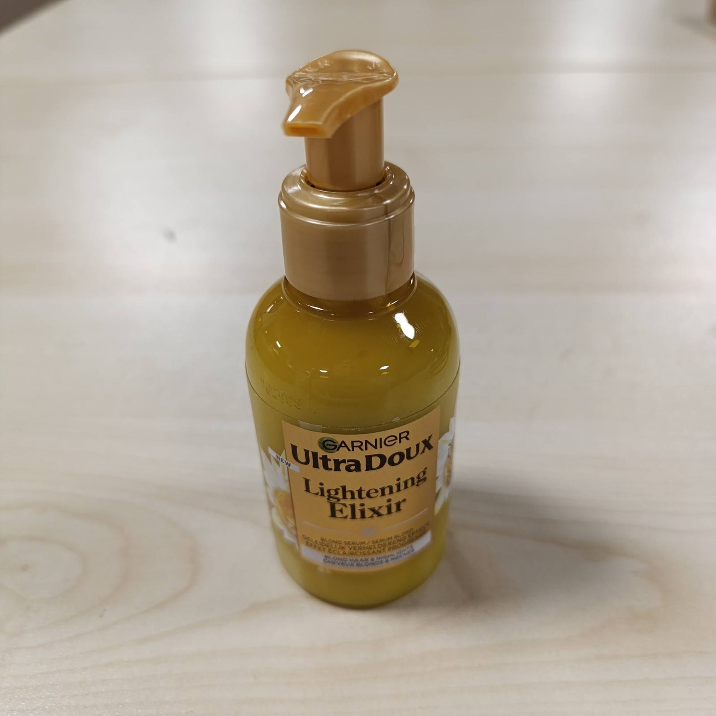318744 - GARNIER Ultra Soft Elixir Zbardhues, Serum Progresiv Illuminating Blond, 120 ml, Kamomil Sunny dhe Mjaltë Lulesh