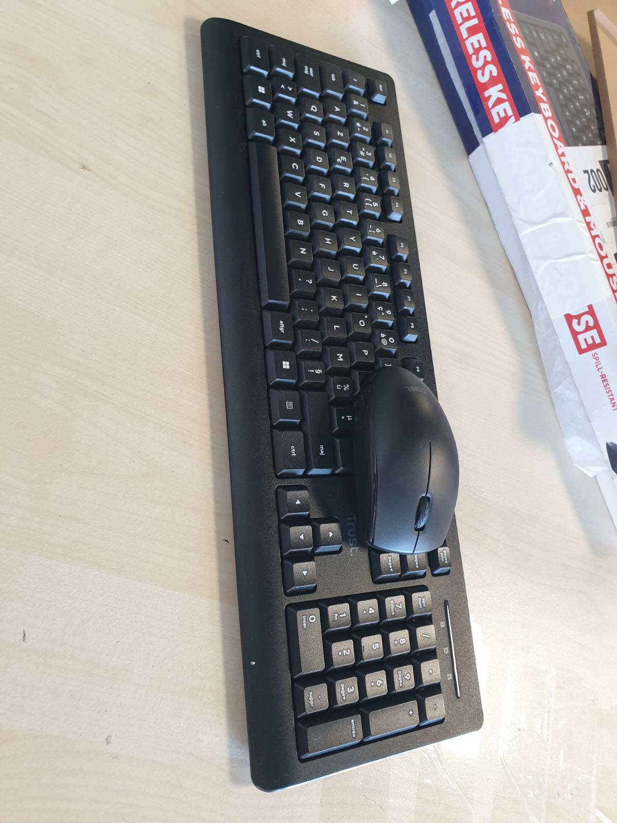 273952 - TRUST Pako tastiere dhe mausi pa tel Primo, paraqitje franceze AZERTY, taste të sheshta, rezistente ndaj derdhjeve, tastierë me tastierë numerike, marrës i vetëm USB, set për laptopë Windows dhe Mac
