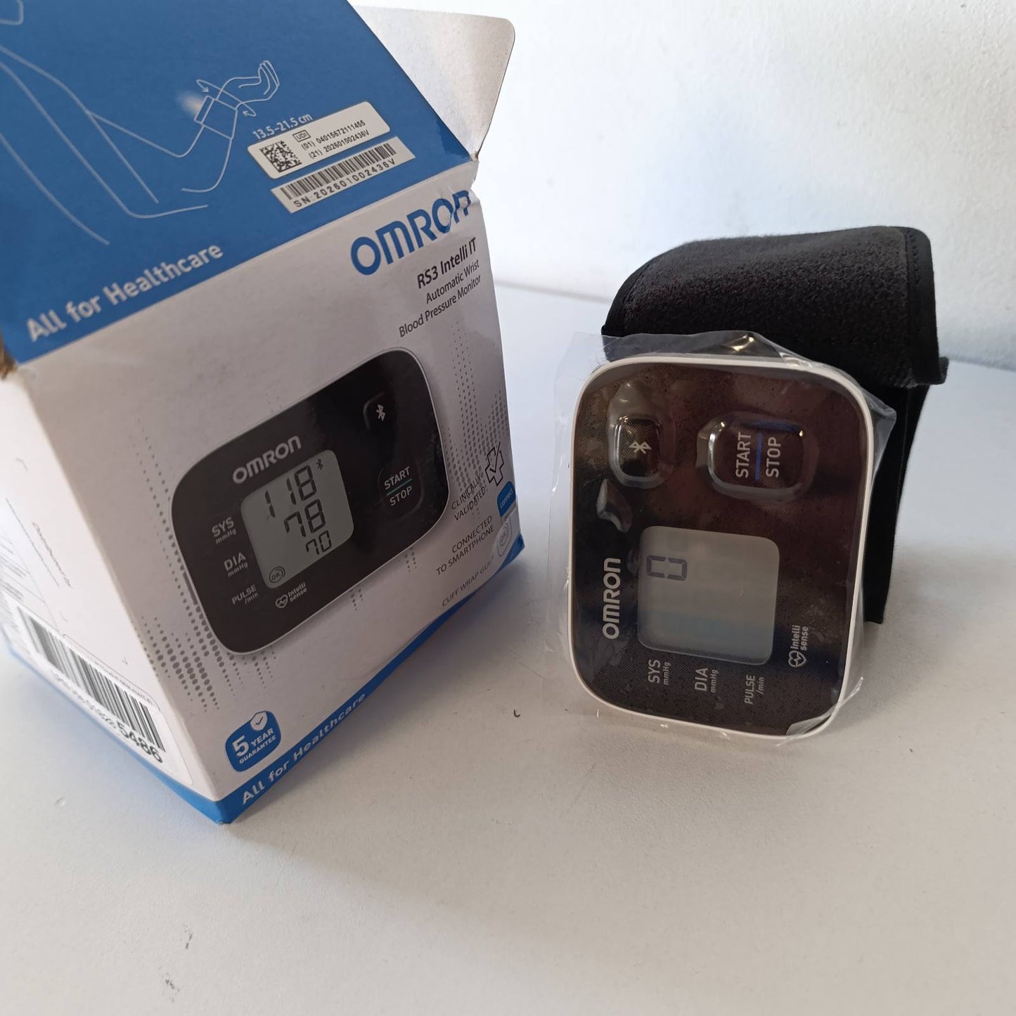 315686 - OMRON RS3 Intelli IT: Monitor tensioni i gjakut për kyçin e dorës, manshetë 13.5 – 21.5 cm, 30 vendndodhje memorieje, aplikacion për iOS/Android