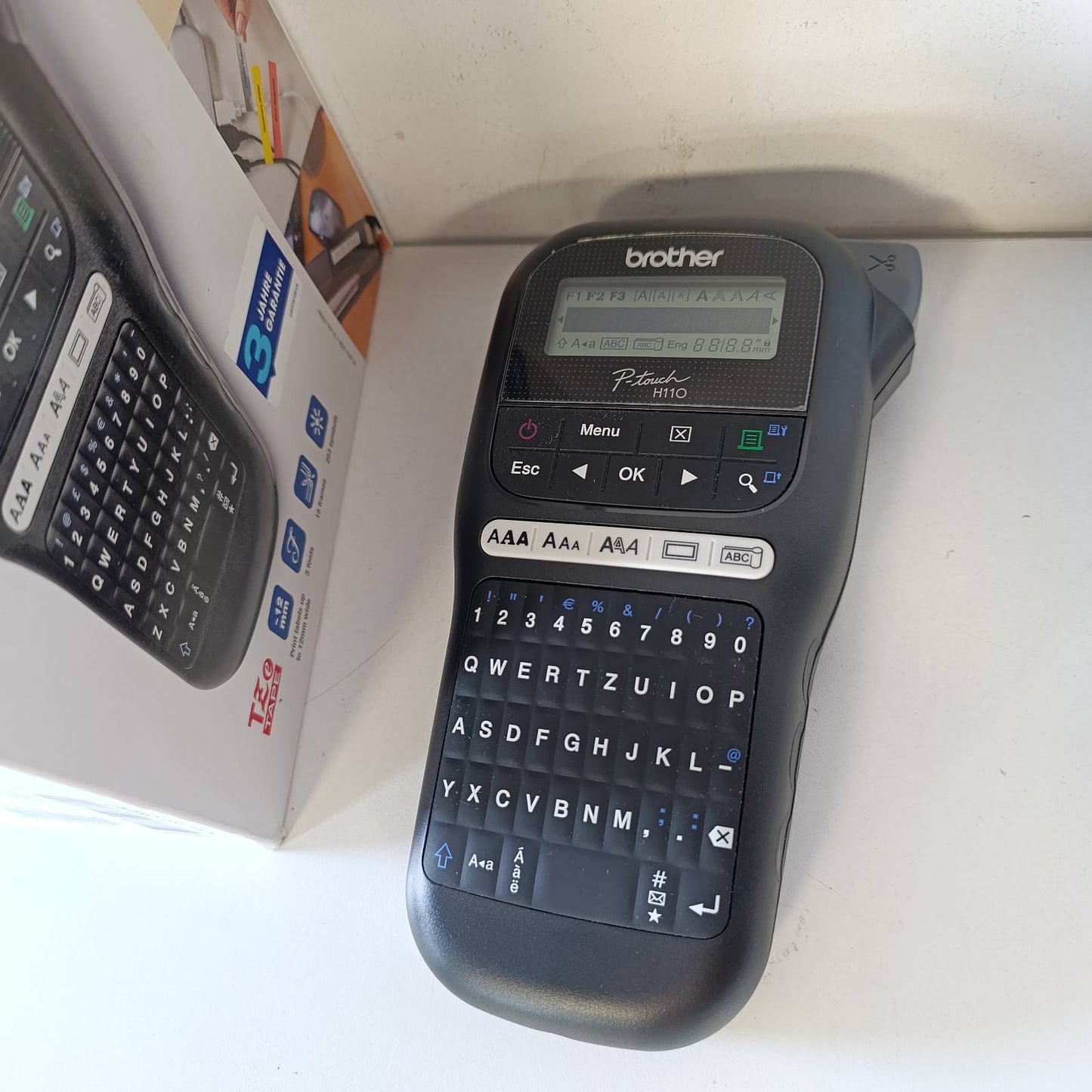 276509 - BROTHER Printer Etiketash Monokrom PT-H110, për shirita TZe me gjerësi 3.5 deri në 12 mm, shpejtësi printimi deri në 20 mm/sek