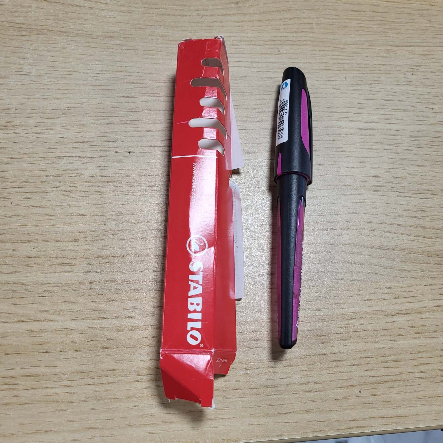274109 - STABILO Stilograf shkollor me majë standarde të mesme - EASYbuddy në ngjyrë të zezë/magenta - blu (i fshishëm) - përfshirë fishek