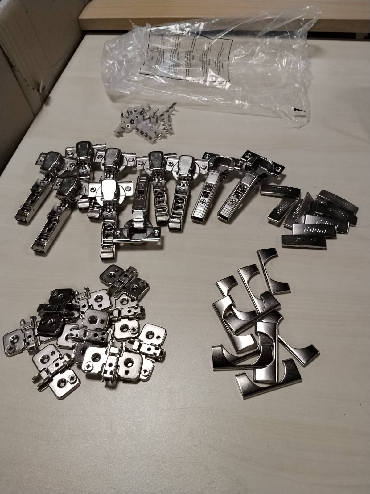 313502 - BLUM Menteshe e sipërme 10x CLIP me ndalesë këndi 35 mm, pa mbyllje të butë, e veshur me nikel