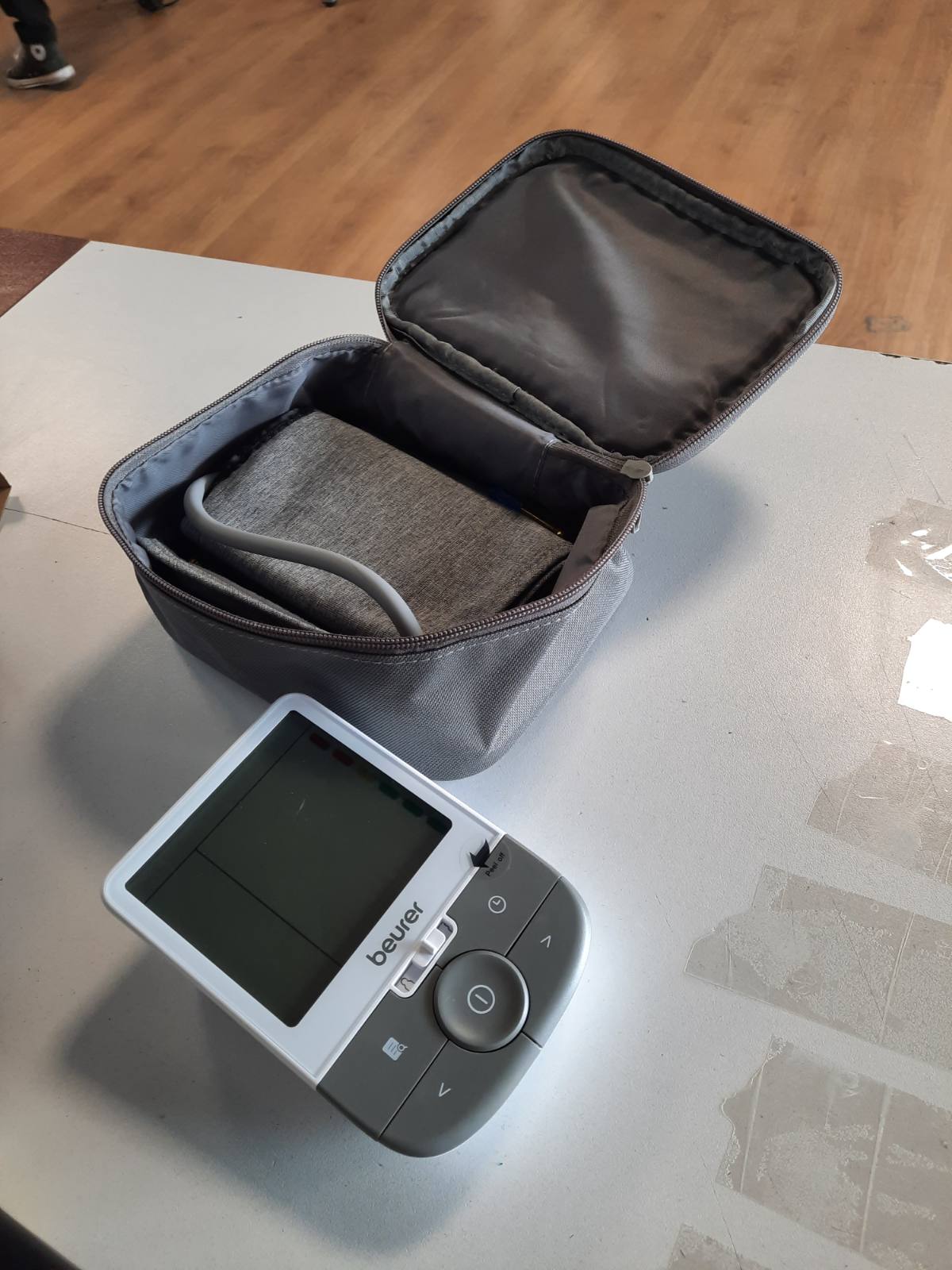 296702 - BEURER Monitor tensioni i gjakut BM 53, për krahun e sipërm, i validuar klinikisht, zbulim i AF, transferim të dhënash në Apple Health, gri-i bardhë
