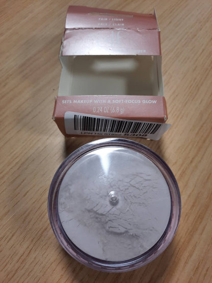 318651 - elf Pudër fiksuese Halo Glow, e butë, minimizon poret dhe vijat e holla, përfundim gjysmë-mat