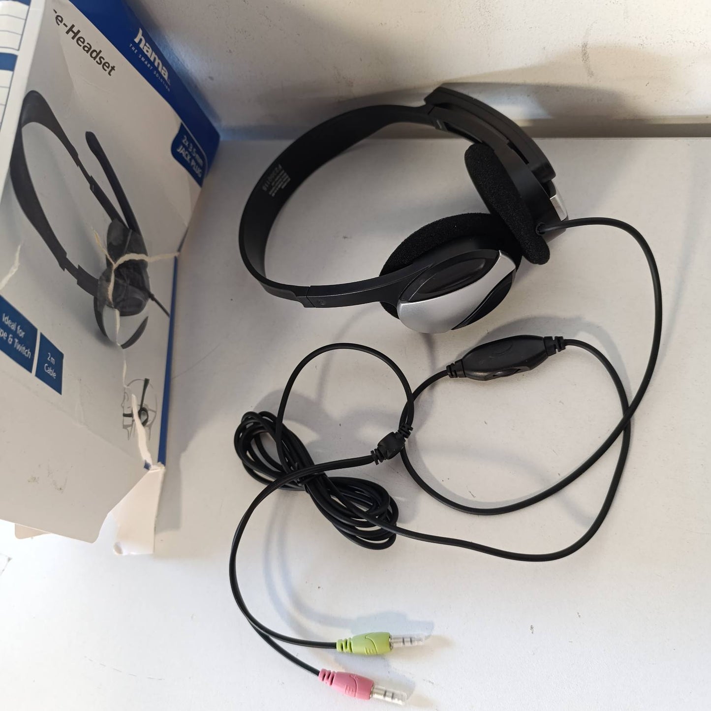 277084 - HAMA Kufje PC HS-P100 me mikrofon, Ultra të lehta, në vesh, stereo, kontroll i volumit në kabllo, gjatësi kablloje 2 m, prizë 3.5 mm, e zezë