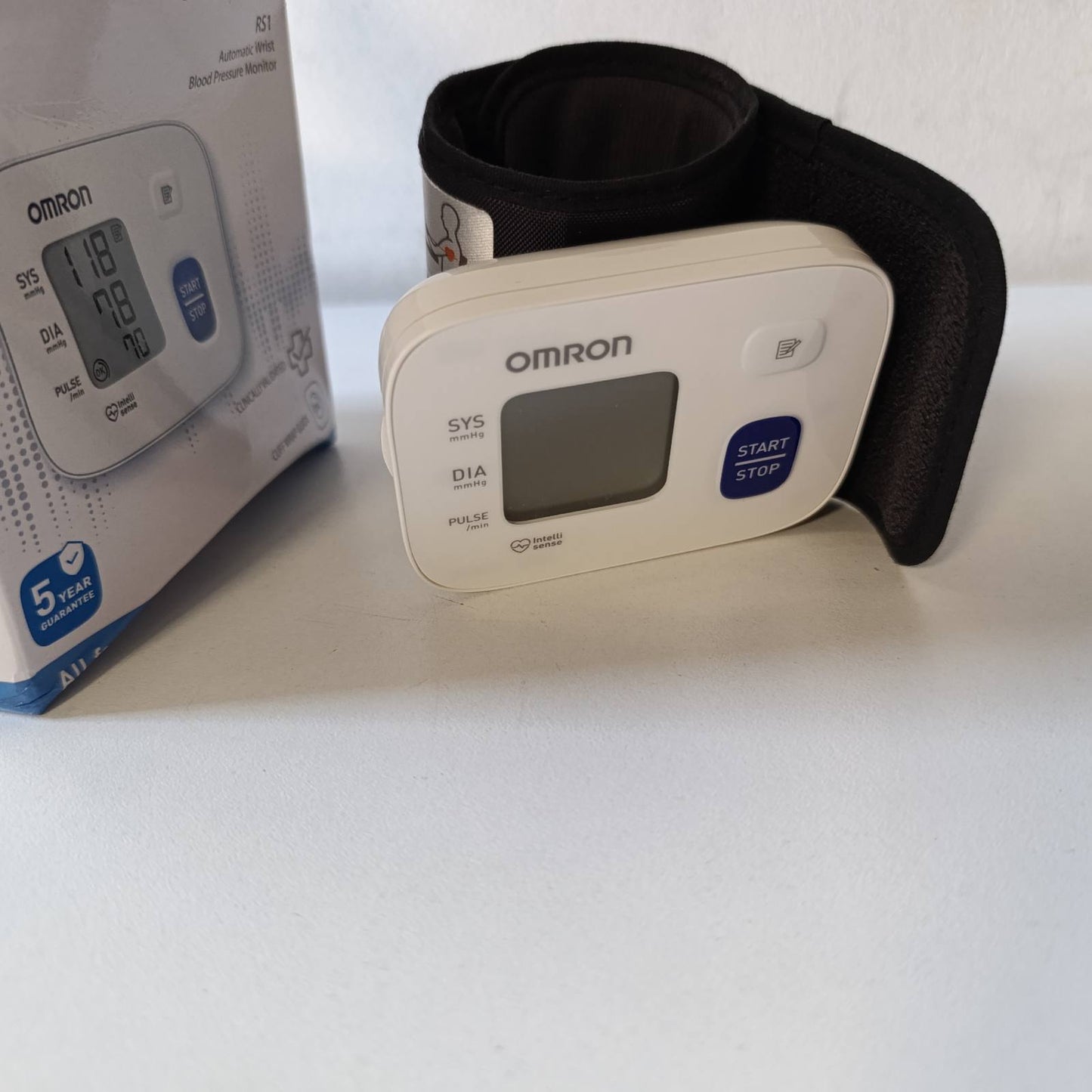 316351 - OMRON Monitor dixhital i tensionit të gjakut për kyçin e dorës RS1, i validuar klinikisht, manshetë 13.5-21.5 cm