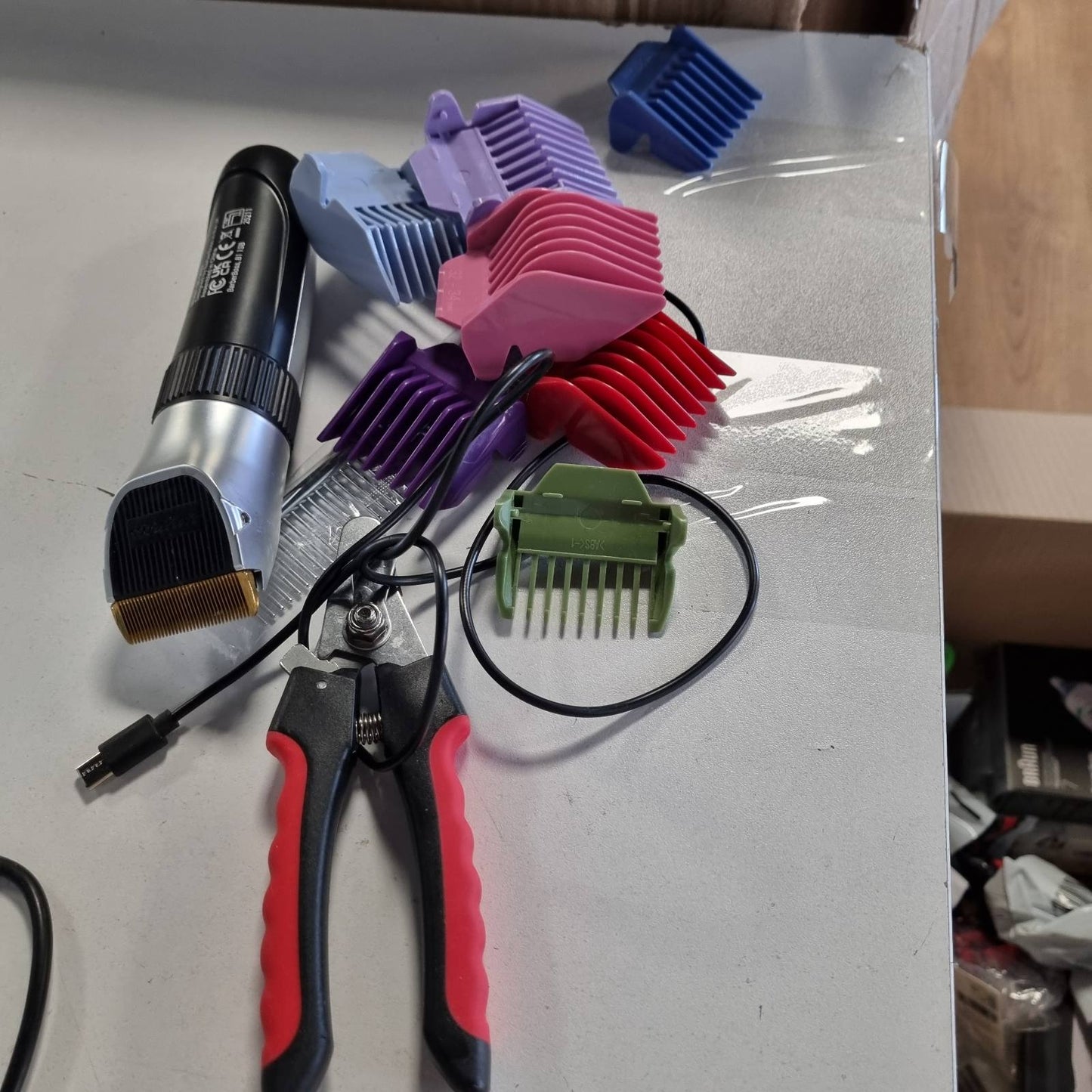 316894 - BARBERBOSS Qethëse elektrike për kafshët shtëpiake pa tel, Tehe qeramike, ekran LED, karikim i shpejtë, QR-9082