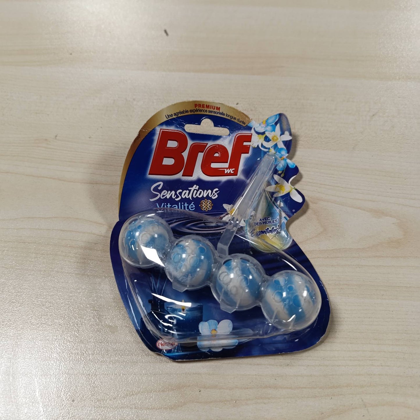 319221 - BREF WC SENSATIONS VITALITY, Bllok Tualeti me Vajra Esencialë, 50 g, formulë kundër gurëve të gëlqeres dhe papastërtisë