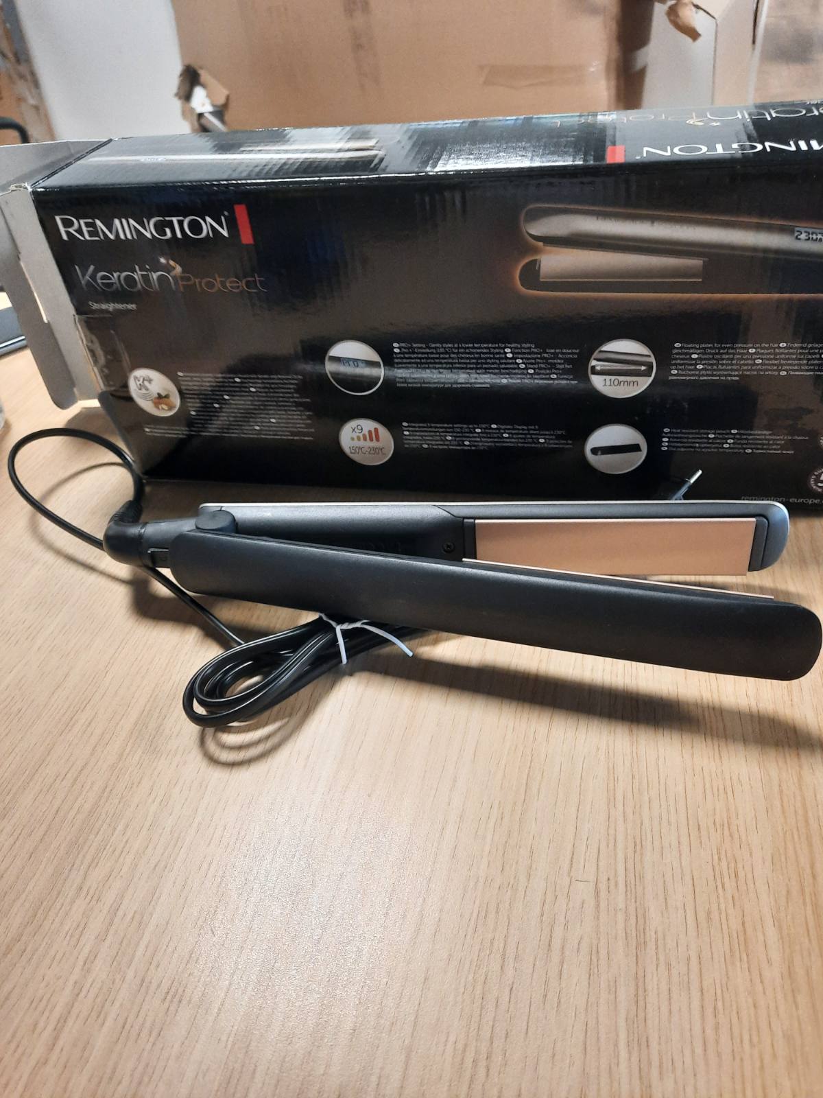 316783 - REMINGTON Pjastër flokësh S8540, Veshje qeramike me keratinë, ekran LCD, 10 cilësime temperature 150-230°C, 110 mm