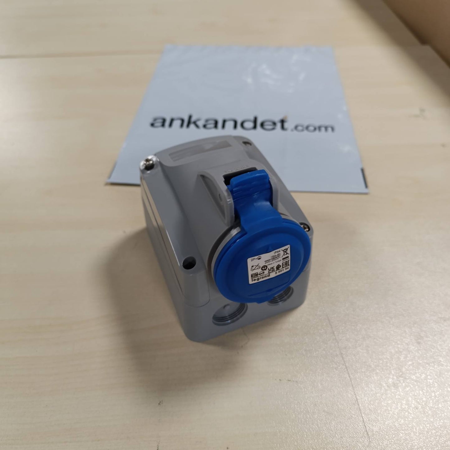 322670 - LEGRAND 555154 Prizë e fiksuar sipërfaqësore P17 IP44 16A, 200V~ deri në 250V~, 2P+E