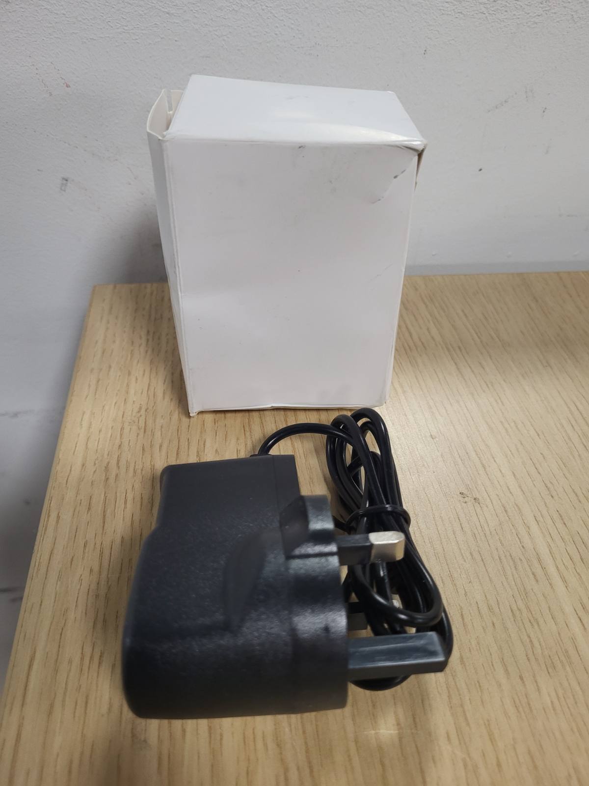 277184 - CASIO Zëvendësues universal i adaptorit të energjisë AC për tastierën, DC 9.5V 1A, prizë në Mbretërinë e Bashkuar, lidhës DC 4.8mm x 1.7mm, lidhje pozitive qendrore