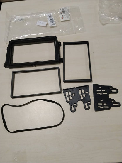 319897 - SOUND-WAY KIT MONTIMI PËR RADIO MAKINE, KORNIZË RADIOJE 2 DIN, MBËSHTETËSE MONTIMI, KABLO ADAPTORI ISO, ADAPTOR ANTENE, KOMPATIBIL ME VW, SKODA, SEAT