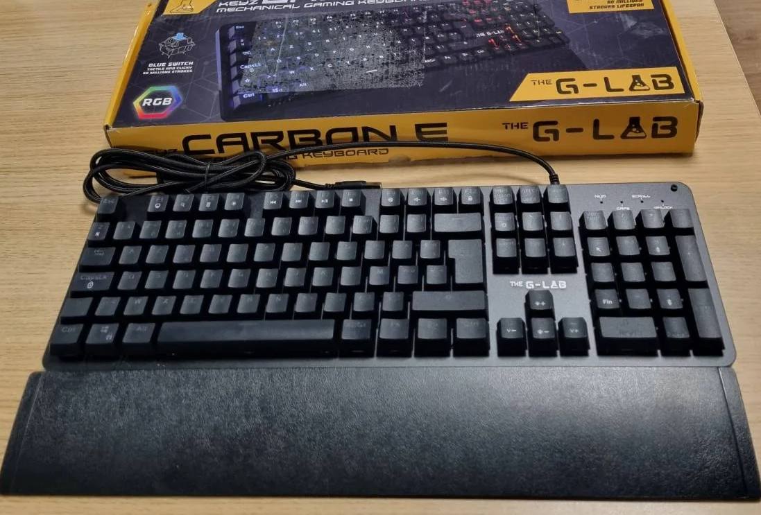 273273 - G-LAB Tastiera Mekanike për Lojëra Keyz Carbon E, Çelësa AZERTY Blue, Ultra Precize - 16 Efekte Ndriçimi nga Prapa - Mbështetëse Magnetike për Kyçin e Duarve - E Përputhshme me PC PS4/PS5 Xbox One/Series X - E Re