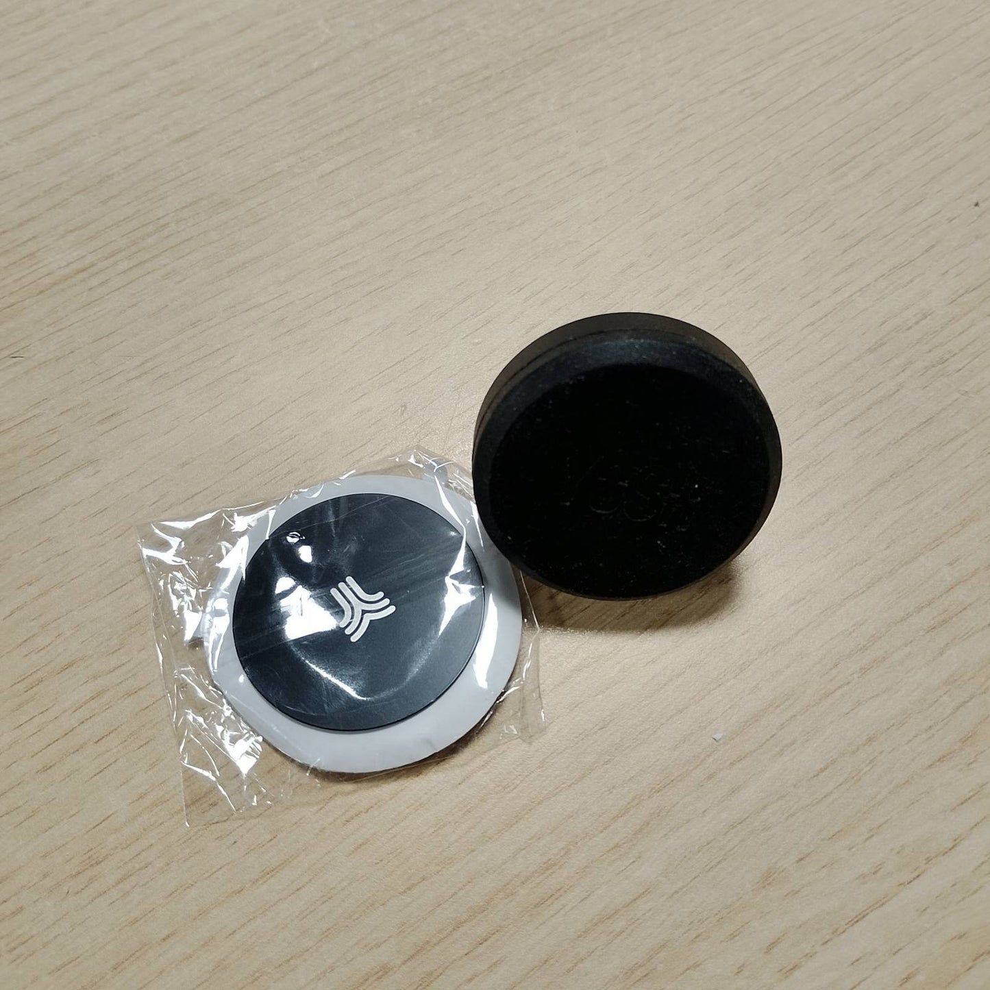 320451 - YOSH - Mbajtëse magnetike për telefonin e makinës, ultra kompakte, montim universal për iPhone, Samsung Pixel dhe pajisje të tjera me pllaka metalike
